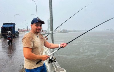 Chuva não espanta pescadores na ponte entre Tramandaí e Imbé