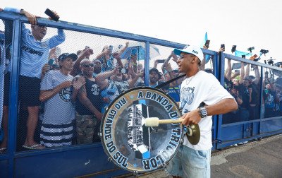 Atacante Tetê é recebido com festa em Porto Alegre