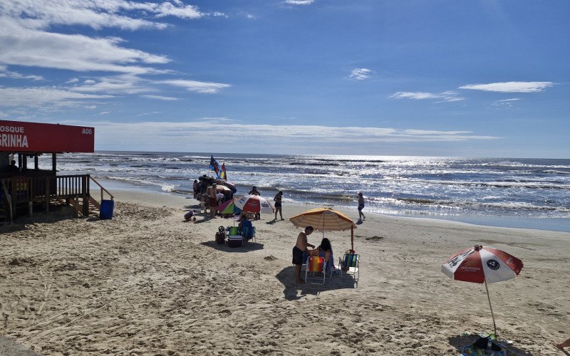 Mesmo com mar de ressaca, veranistas aproveitam a praia em Tramandaí