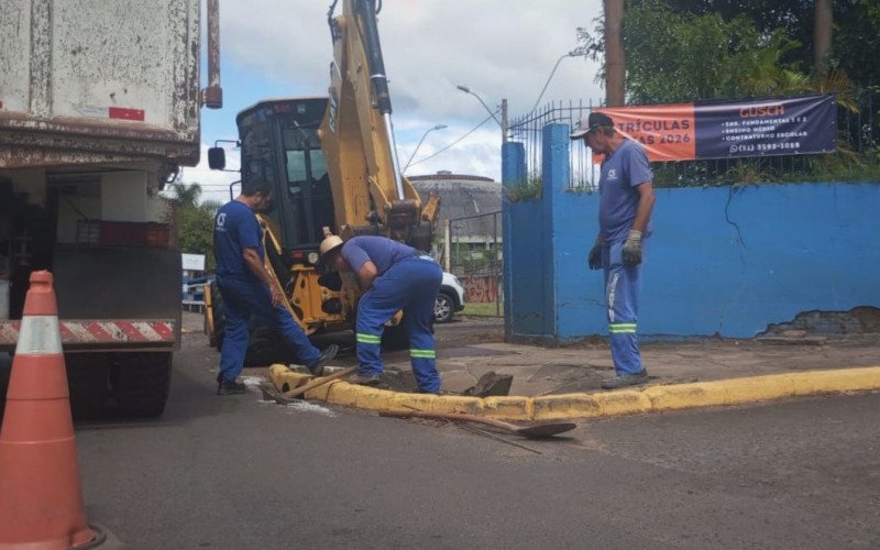 Semov atua no conserto de erosão em frente à escola no Centro de São Leopoldo
