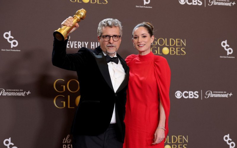 Kleber Mendonça Filho com estatueta do Globo de Ouro | abc+