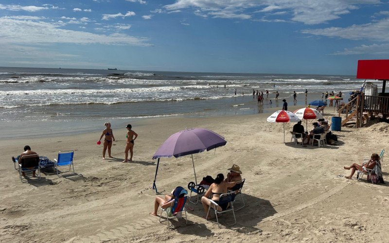 Mesmo com mar de ressaca, veranistas aproveitam a praia em Tramandaí