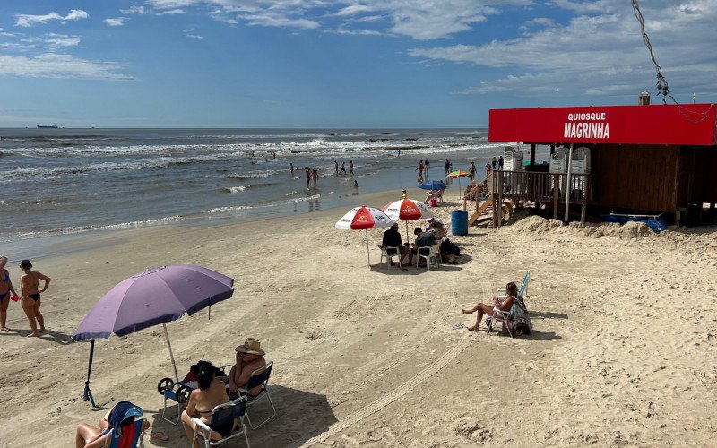 Mesmo com mar de ressaca, veranistas aproveitam a praia em Tramandaí