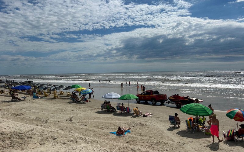 Mesmo com mar de ressaca, veranistas aproveitam a praia em Tramandaí | abc+
