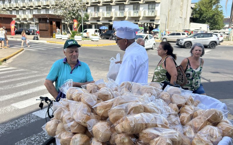 Manoel Antônio Mateos Machado, o Queijinho, faz sucesso vendendo pão de queijo no Centro de Tramandaí