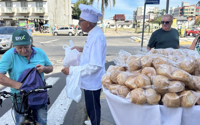 Manoel Antônio Mateos Machado, o Queijinho, faz sucesso vendendo pão de queijo no Centro de Tramandaí