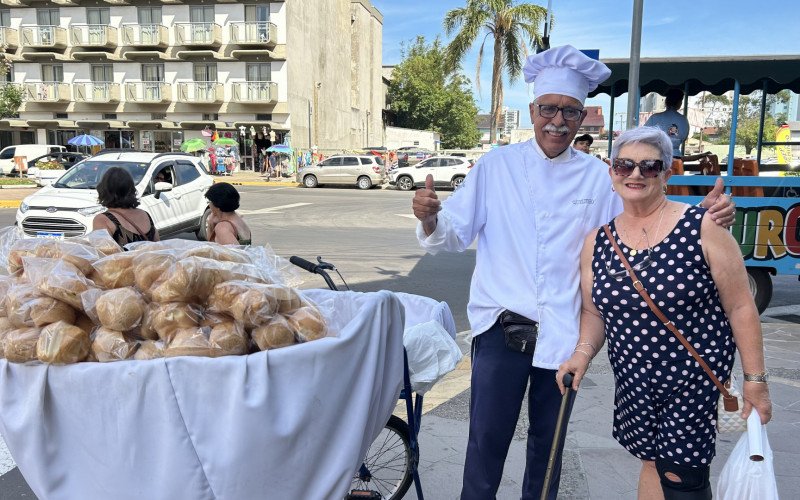 Manoel Antônio Mateos Machado, o Queijinho, faz sucesso vendendo pão de queijo no Centro de Tramandaí