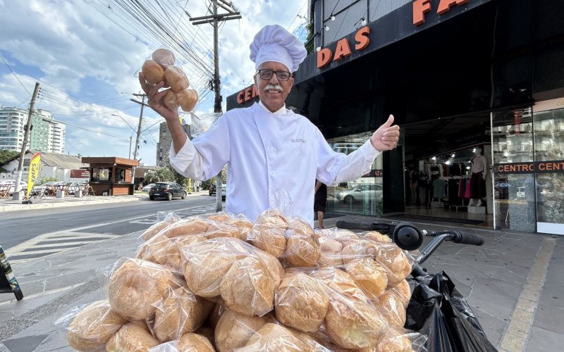 Manoel Antônio Mateos Machado, o Queijinho, faz sucesso vendendo pão de queijo no Centro de Tramandaí | abc+