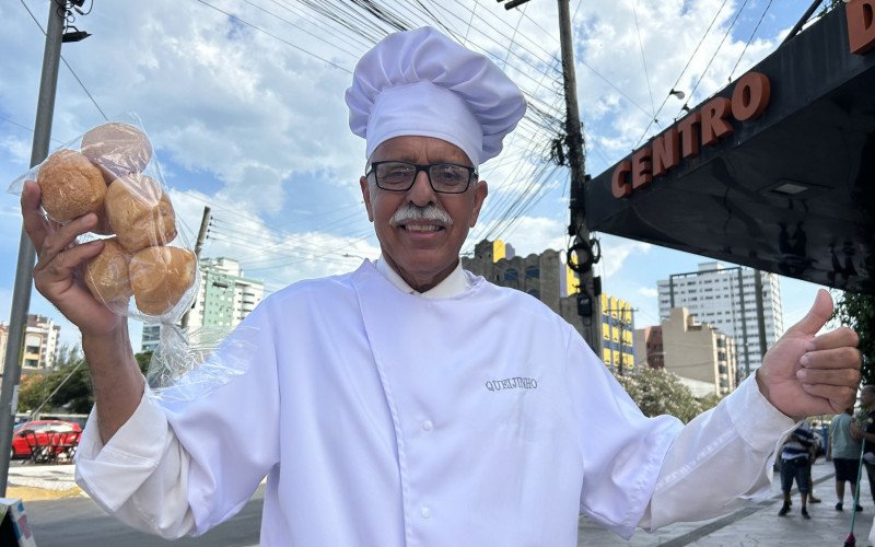 Manoel Antônio Mateos Machado, o Queijinho, faz sucesso vendendo pão de queijo no Centro de Tramandaí
