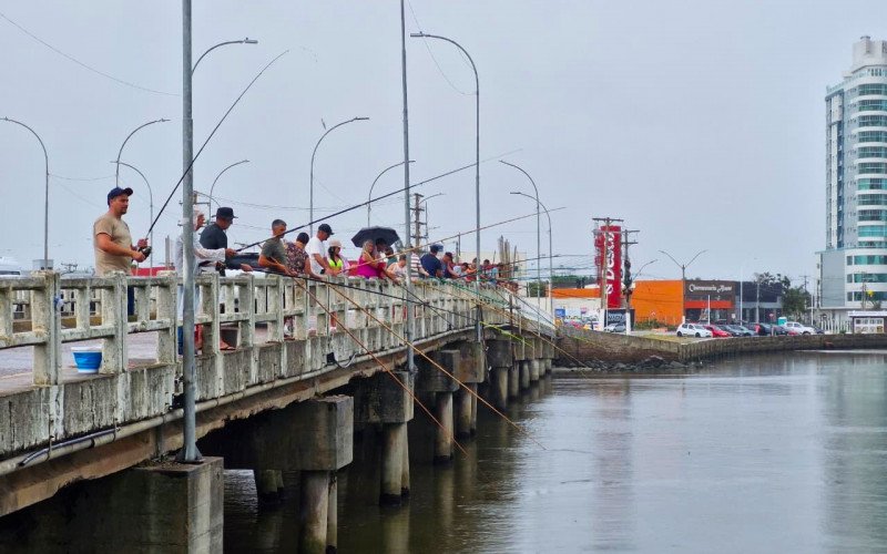 Dezenas de pescadores ocupam a ponte entre Tramandaí e Imbé