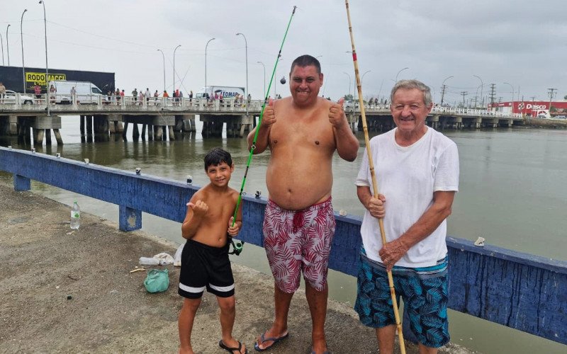 João Miguel, João Vitor e Adenor vieram de Novo Hamburgo e Estância Velha para veranear em Tramandaí | abc+