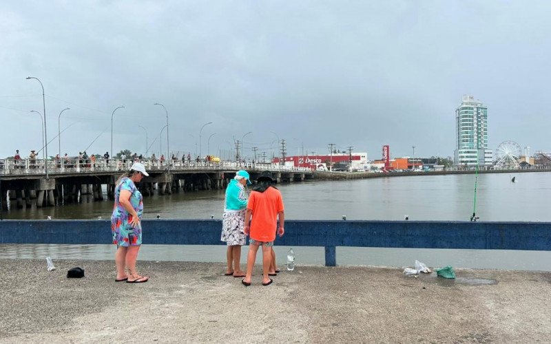 Dezenas de pescadores ocupam a ponte sobre o Rio Tramandaí