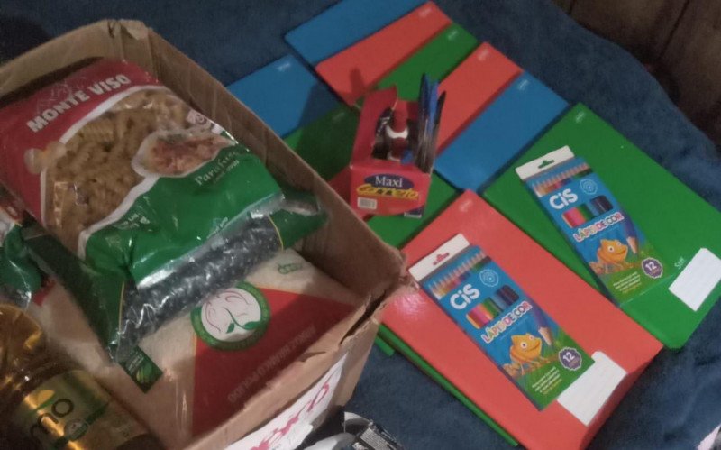 Campanha de arrecadação vai até o dia 28 de fevereiro, e também arrecada alimentos e materiais de higiene para compor os kits
