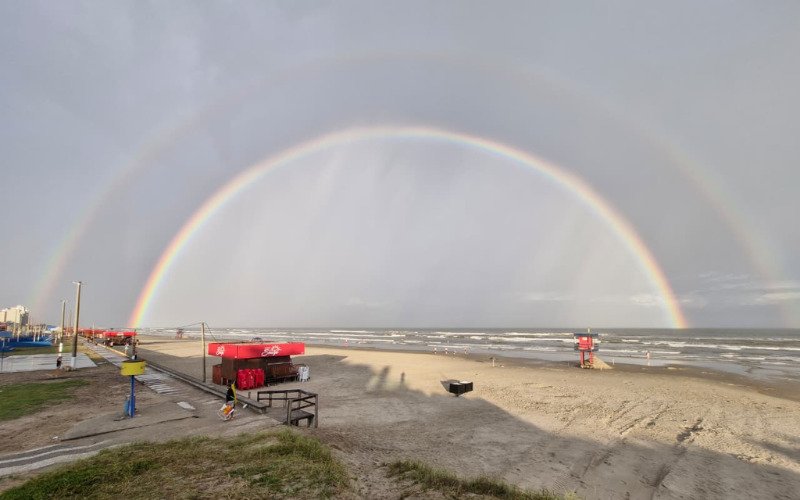 Fenômeno apareceu após passagem de nuvens e deixou visual ainda mais bonito no litoral norte do RS