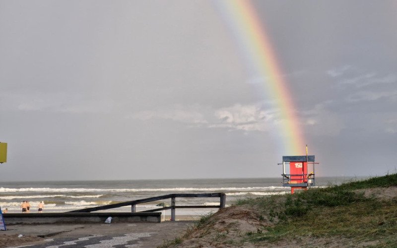 Fenômeno apareceu após passagem de nuvens e deixou visual ainda mais bonito no litoral norte do RS