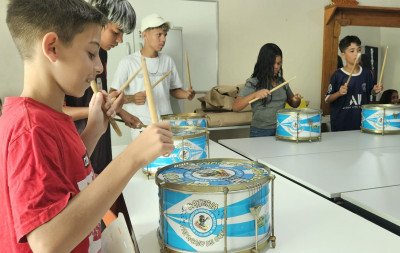 Oficina leva o ritmo da bateria de uma escola de samba a jovens de entidade leopoldense