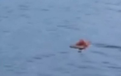 VÍDEO: Agarrado a porta de geladeira, pescador passa noite à deriva no mar após naufrágio em SC