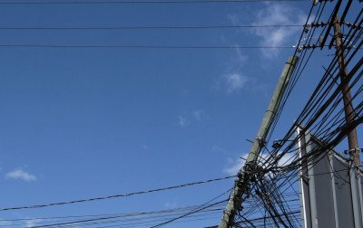 "Eles só olham, porque trocar, até agora, ninguém se animou": Poste com risco de queda assusta em Canoas