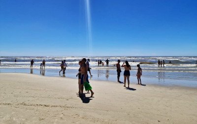 Maré baixa amplia faixa de areia e movimenta o litoral em Tramandaí