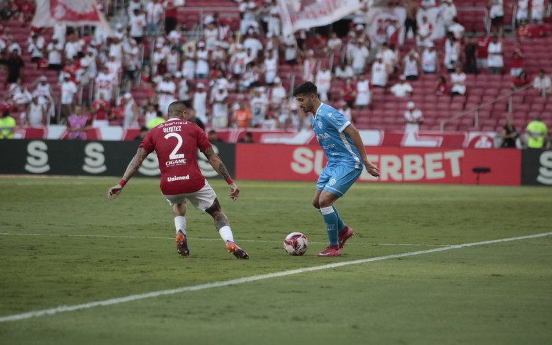 Allison encarando o lateral Alan Benítez, do Inter | abc+