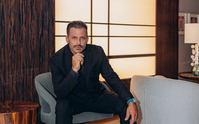 Ator Henri Castelli faz parte do grupo Camarote do BBB 26 | abc+