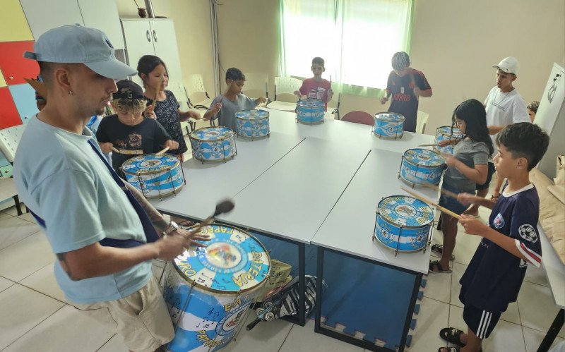 Oficina de percussão foi oferecida a educandos da entidade dentro do Projeto Verão