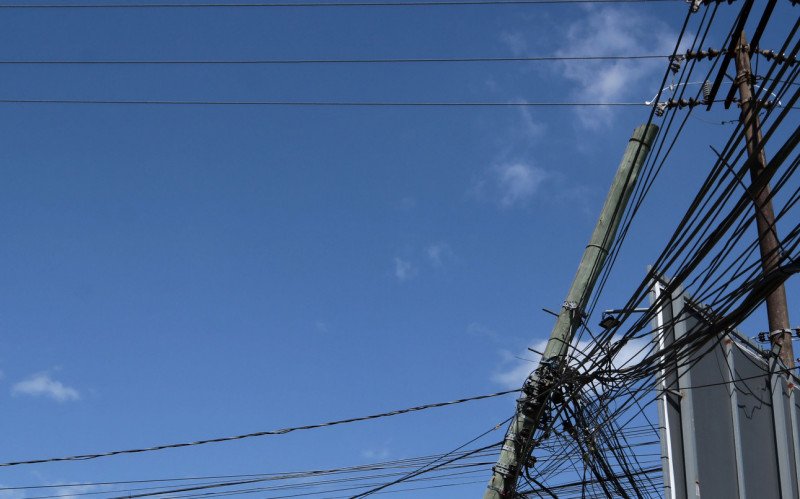 Poste na Rua Cristóvão Colombo permanece pendurado desde acidente que aconteceu no dia 9 de dezembro | abc+
