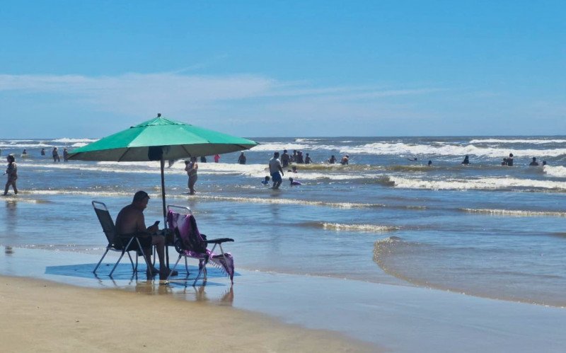 Maré baixa amplia faixa de areia e movimenta o litoral em Tramandaí
