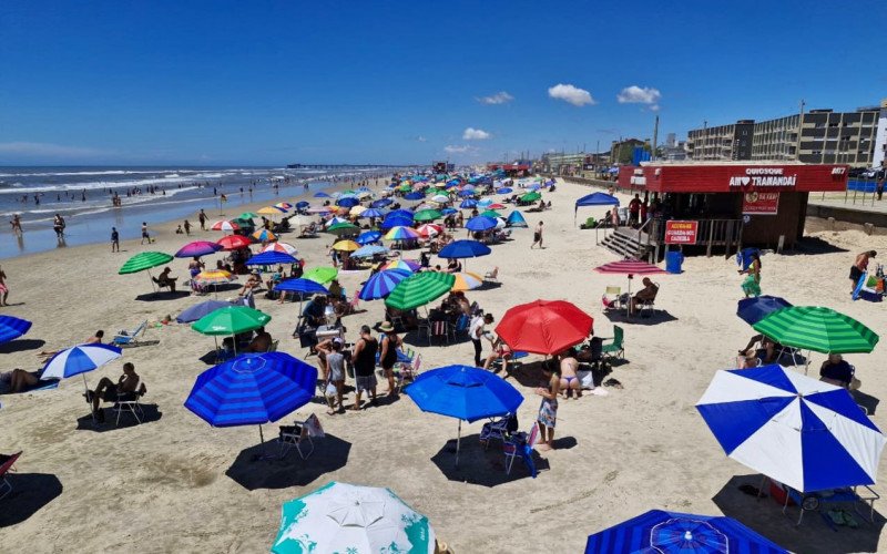 Maré baixa amplia faixa de areia e movimenta o litoral em Tramandaí
