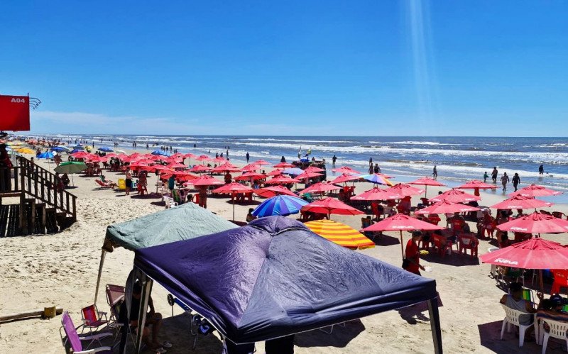 Maré baixa amplia faixa de areia e movimenta o litoral em Tramandaí
