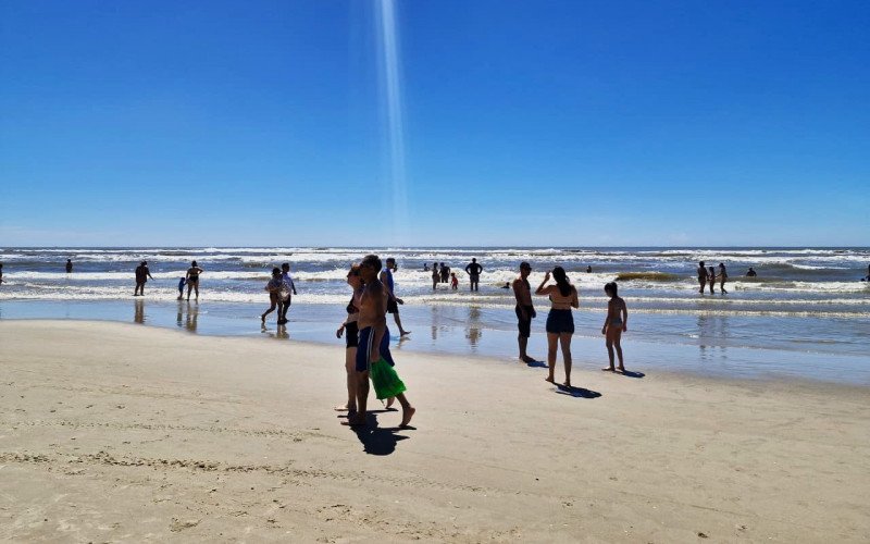 Maré baixa amplia faixa de areia e movimenta o litoral em Tramandaí  | abc+