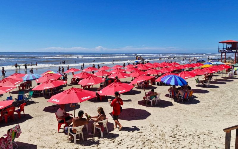 Maré baixa amplia faixa de areia e movimenta o litoral em Tramandaí
