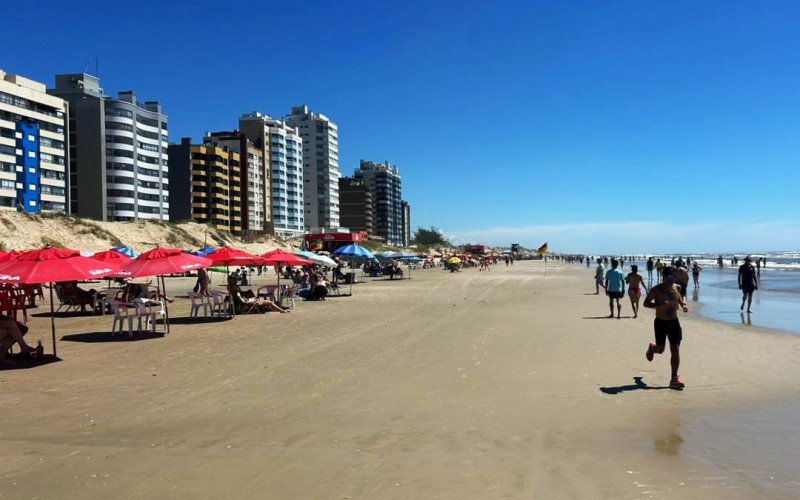 Maré baixa amplia faixa de areia e movimenta o litoral em Tramandaí
