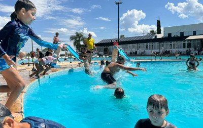 Com calor extremo, piscinas se tornam refúgio para quem fica na cidade