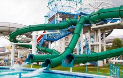 Salva-vidas é sugado por ralo de piscina ao tentar recuperar aliança em famoso parque aquático