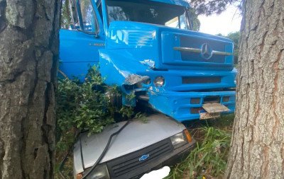 Caminhão atinge veículo no acostamento da RS-115 em Três Coroas