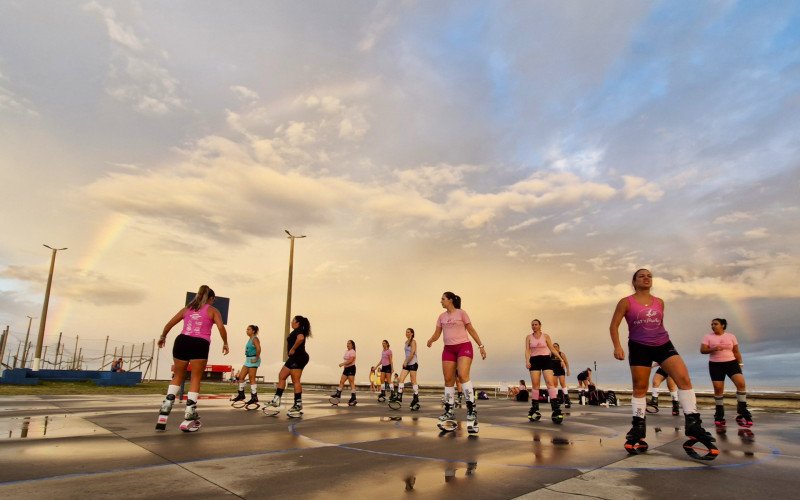 Fim do dia com arco-íris e sol se pondo é cenário para as aulas ao ar livre em Tramandaí