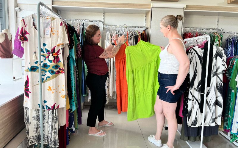 Loja de Novo Hamburgo aposta nas liquidações de produtos de verão como os vestidos | abc+