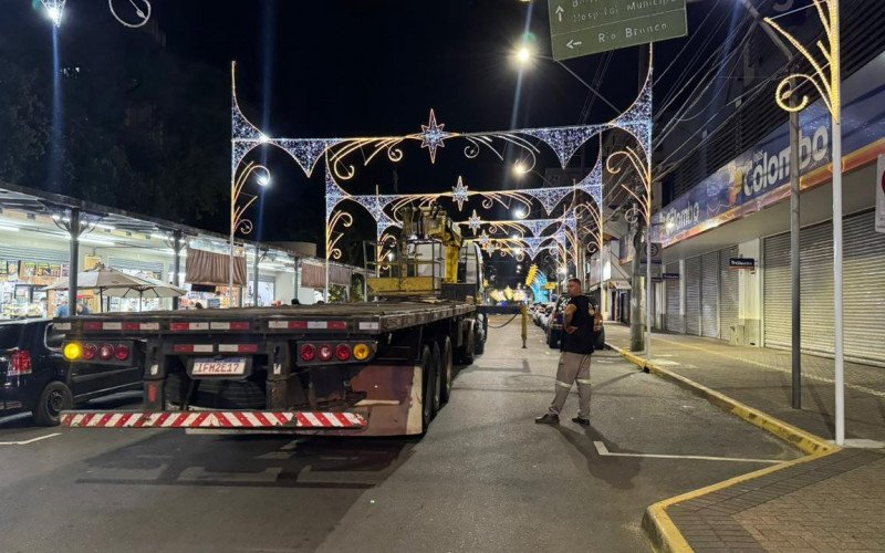 Equipes iniciam trabalho de desmontagem da decoração do Natal de Novo Hamburgo | abc+