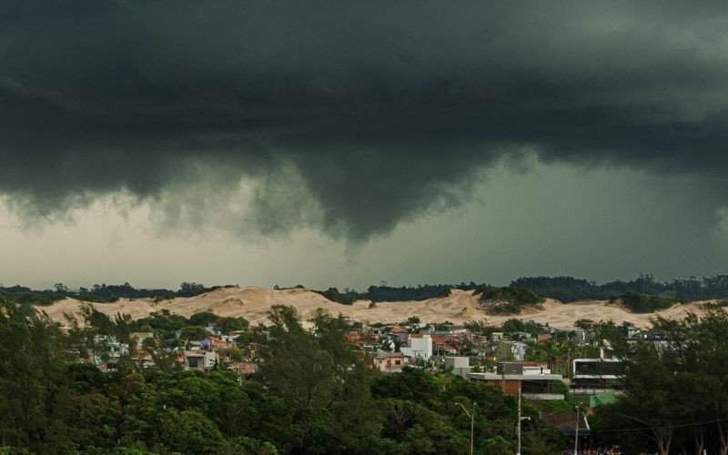 Nuvem funil foi registrada em Torres, no litoral norte, no domingo, 11 de janeiro de 2026 | abc+