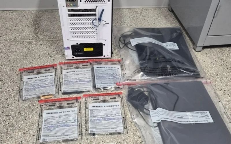 Em Salvador, Polícia do RS apreende eletrônicos na casa de fotógrafo preso em Porto Alegre