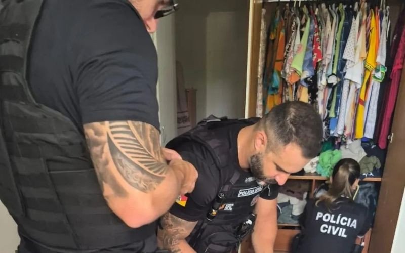 Em Salvador, Polícia do RS apreende eletrônicos na casa de fotógrafo preso em Porto Alegre