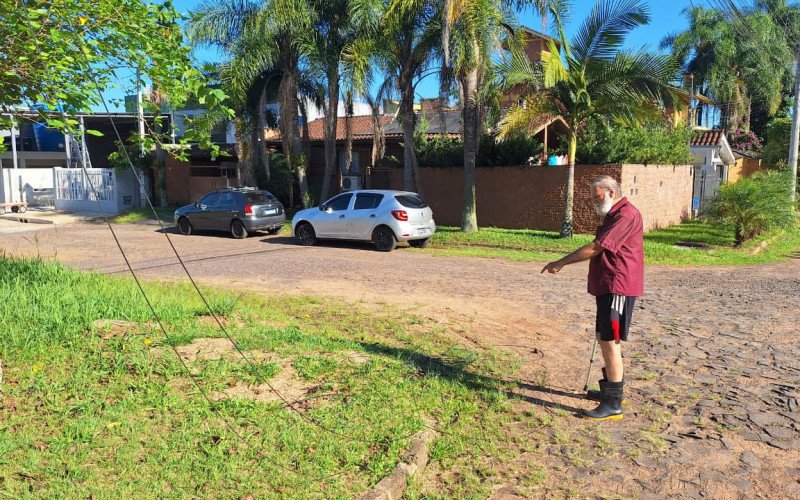 Antônio Carlos Richter demonstra preocupação com fios soltos no loteamento | abc+