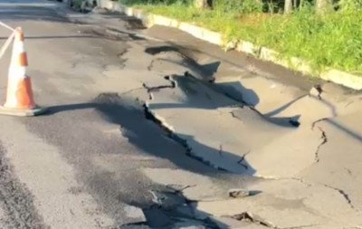 VÍDEO: Asfalto de avenida de Campo Bom cede após temporal