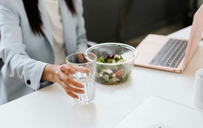Beber água enquanto come é erro ou isso é mito? Especialistas revelam o segredo para quem quer uma digestão leve