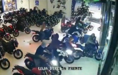 VÍDEO: Grupo de adolescentes invade loja e leva 12 motos em menos de 3 minutos em Santa Catarina