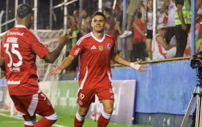 Borré sai do banco, marca dois gols e Inter goleia o Monsoon
