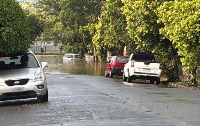 VÍDEO: Temporal alaga avenida e deixa carro parcialmente submerso em Sapiranga