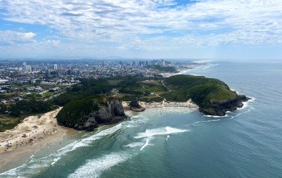 Voo de paramotor atrai turistas e revela Torres por um novo ângulo
