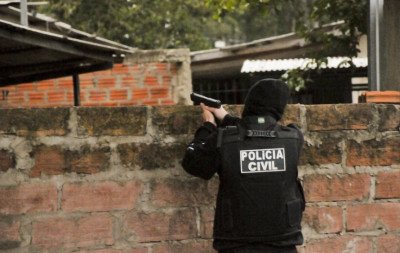 Arma de policial civil vai parar na mão de criminosos após assalto a viatura em Canoas
